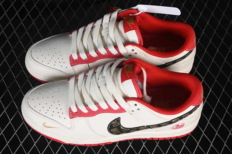 All categories Nk SB Dunk Series Nk SB Dunk Low High-end customized low-top sneakers Nike SB Dunk Low Year of the Horse joint name White, red and gold pattern High-end customized low-top casual skateboard shoes HG0026-010